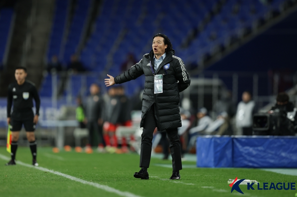 최근 K리그 3연패를 달성하며 한국프로축구 최고의 팀으로 올라선 울산 HD가 아시아 무대에서 망신을 당하고 있다. 울산은 26일 울산 문수축구경기장에서 열린 2024-2025 아시아축구연맹 챔피언스리그 엘리트(ACLE) 리그 스테이지 5라운드 홈 경기에서 상하이 포트에 1-3 완패를 당했다. 상대가 10명으로 싸우는 수적 우세도 살리지 못했다. 울산은 5연패를 당하며 조기 탈락 위기에 놓였다. 한국프로축구연맹