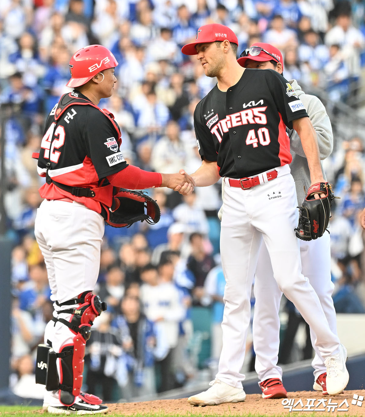 26일 오후 대구삼성라이온즈파크에서 열린 '2024 신한 SOL Bank KBO 한국시리즈' KIA 타이거즈와 삼성 라이온즈의 4차전 경기, 6회말 2사 2루 KIA 선발투수 네일이 마운드 내려가기 전 김태군과 악수를 하고 있다. 엑스포츠뉴스 DB