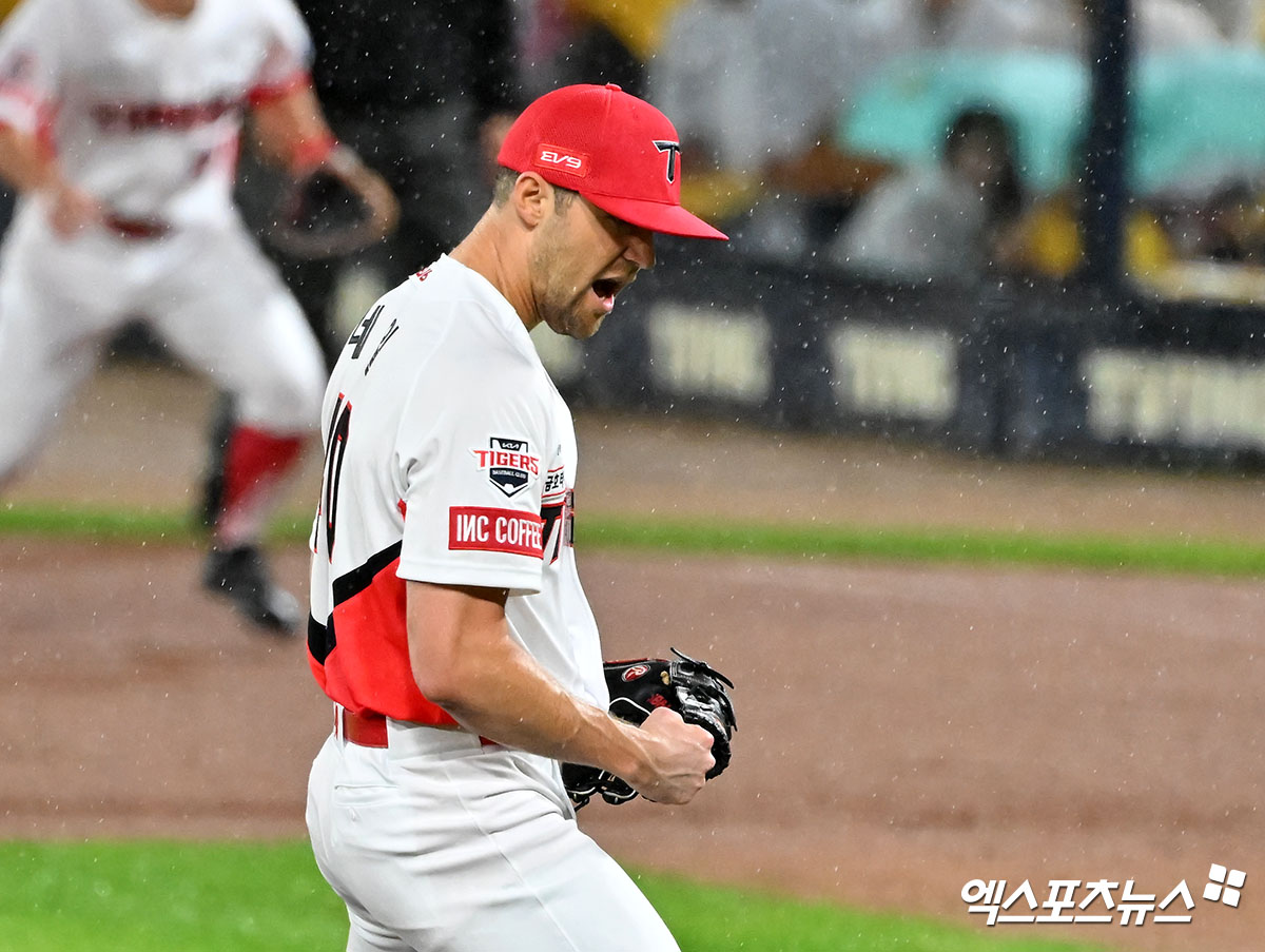 21일 오후 광주기아챔피언스필드에서 열린 '2024 신한 SOL Bank KBO 한국시리즈' 삼성 라이온즈와 KIA 타이거즈의 1차전 경기, 1회초 수비를 마친 KIA 선발투수 네일이 기뻐하고 있다. 엑스포츠뉴스 DB