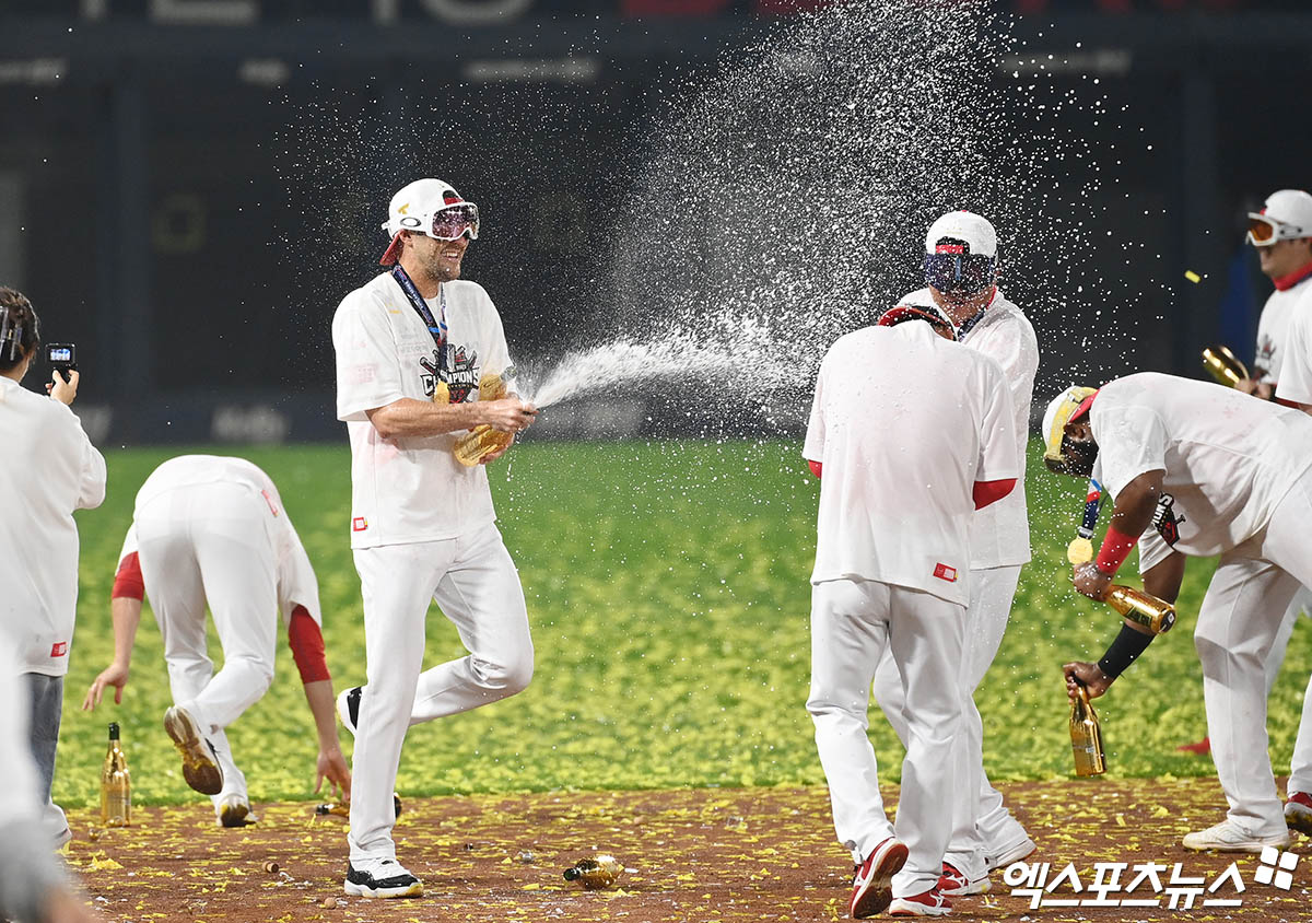 28일 오후 광주기아챔피언스필드에서 열린 '2024 신한 SOL Bank KBO 한국시리즈' 삼성 라이온즈와 KIA 타이거즈의 5차전 경기, KIA가 7:5의 스코어로 승리하며 7년 만에 통합 우승을 이뤄냈다.  경기 종료 후 KIA 네일이 샴페인 세리머니를 즐기고 있다. 엑스포츠뉴스 DB