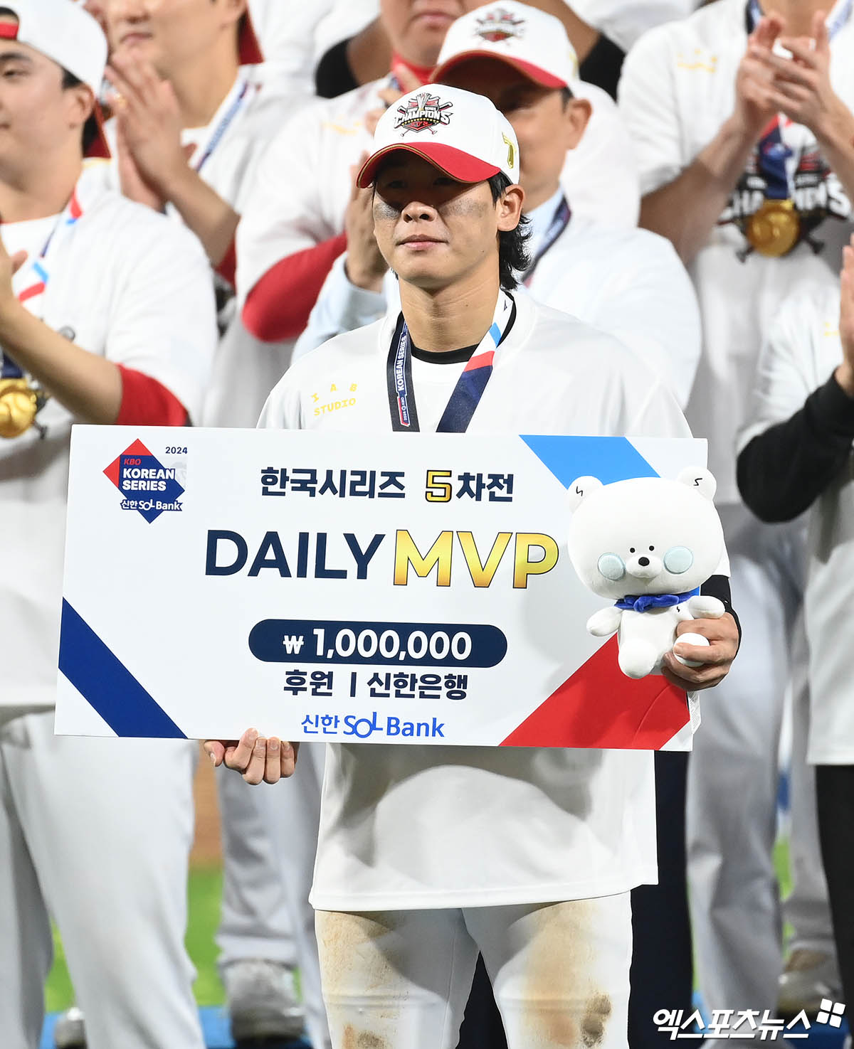 28일 오후 광주기아챔피언스필드에서 열린 '2024 신한 SOL Bank KBO 한국시리즈' 삼성 라이온즈와 KIA 타이거즈의 5차전 경기, KIA가 7:5의 스코어로 승리하며 7년 만에 통합 우승을 이뤄냈다.  경기 종료 후 KIA 박찬호가 한국시리즈 5차전 데일리 MVP 수상 기념 촬영을 하고 있다. 엑스포츠뉴스 DB