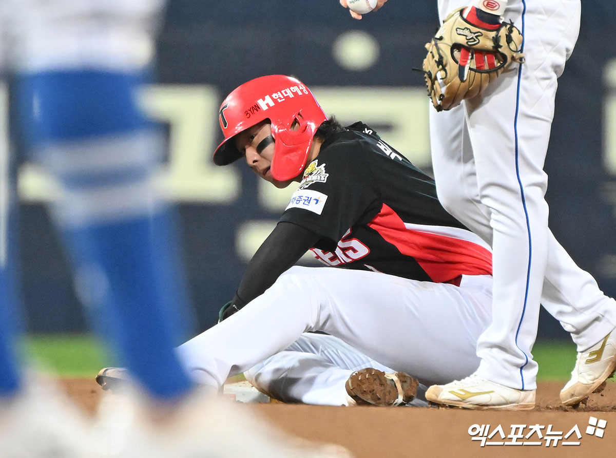 25일 오후 대구삼성라이온즈파크에서 열린 '2024 신한 SOL Bank KBO 한국시리즈' KIA 타이거즈와 삼성 라이온즈의 3차전 경기, 6회초 1사 1루 KIA 박찬호가 2루 도루에 성공하고 있다. 엑스포츠뉴스 DB