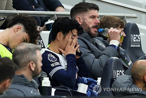 영국 축구 매체 '풋볼 365'는 26일(한국시간) '손흥민이 토트넘과 장기 계약이 아닌 1년 계약 연장을 하려는 계획에 그다지 만족하지 않는 것 같다'라고 보도했다. 연합뉴스