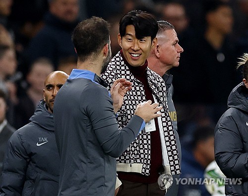 영국 축구 매체 '풋볼 365'는 26일(한국시간) '손흥민이 토트넘과 장기 계약이 아닌 1년 계약 연장을 하려는 계획에 그다지 만족하지 않는 것 같다'라고 보도했다. 연합뉴스