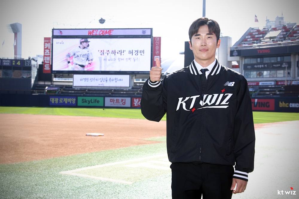 KT 내야수 허경민은 26일 서울 롯데호텔 월드 크리스탈볼룸에서 열린 '2024 신한 SOL뱅크 KBO 시상식'에서 3루수 부문 수비상을 따냈다. 그는 프로 데뷔 후 16년 만에 처음으로 이적을 선택. 두산을 떠나며 구단 관계자와 팬들에게 감사 인사를 전했다. 동시에 새 출발하는 KT 선수로서 힘찬 각오를 다졌다. KT 위즈