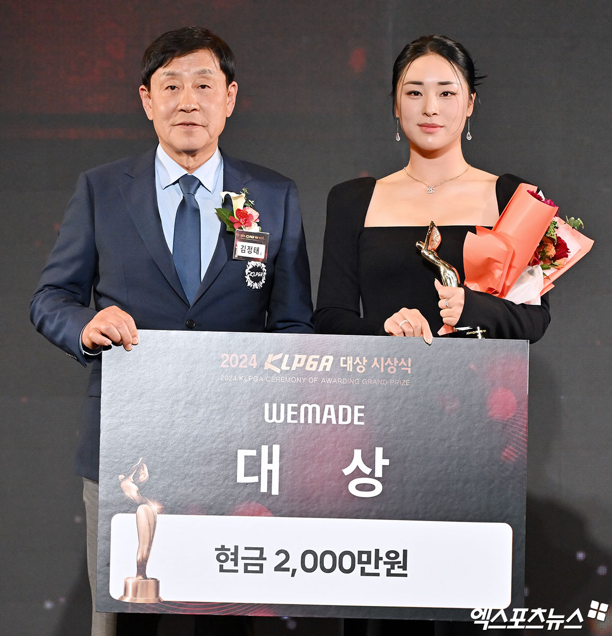 윤이나가 27일 열린 한국여자프로골프 KLPGA 투어 대상 시상식에서 대상 수상 후 기념촬영하고 있다. 이날 윤이나는 대상, 상금왕, 최저타수상을 차지하며 3관왕에 올랐다. 미국 무대 진출을 눈앞에 뒀다. 삼성동, 김한준 기자