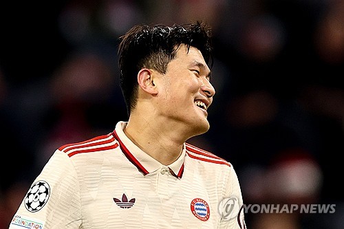 바이에른 뮌헨은 27일(한국시간) 독일 뮌헨의 알리안츠 아레나에서 열린 파리 생제르맹(PSG)과의 2024-2025시즌 유럽축구연맹(UEFA) 챔피언스리그 리그 페이즈 5차전에서 김민재의 결승골로 1-0으로 승리했다. 이날 김민재는 무실점 승리를 이끌었을 뿐만 아니라 결승골을 터트려 UEFA가 선정한 공식 MVP로 뽑혔다. 연합뉴스