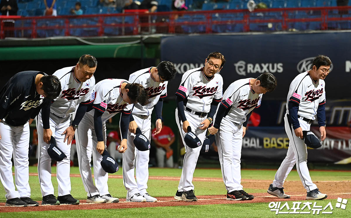 한국 야구대표팀 코칭스태프가 지난 16일 대만에서 열린 2024 WBSC 프리미어12 대회 조별리그 B조 도미니카공화국전에서 역전승을 거둔 뒤 팬들에게 인사하고 있다. 엑스포츠뉴스 DB