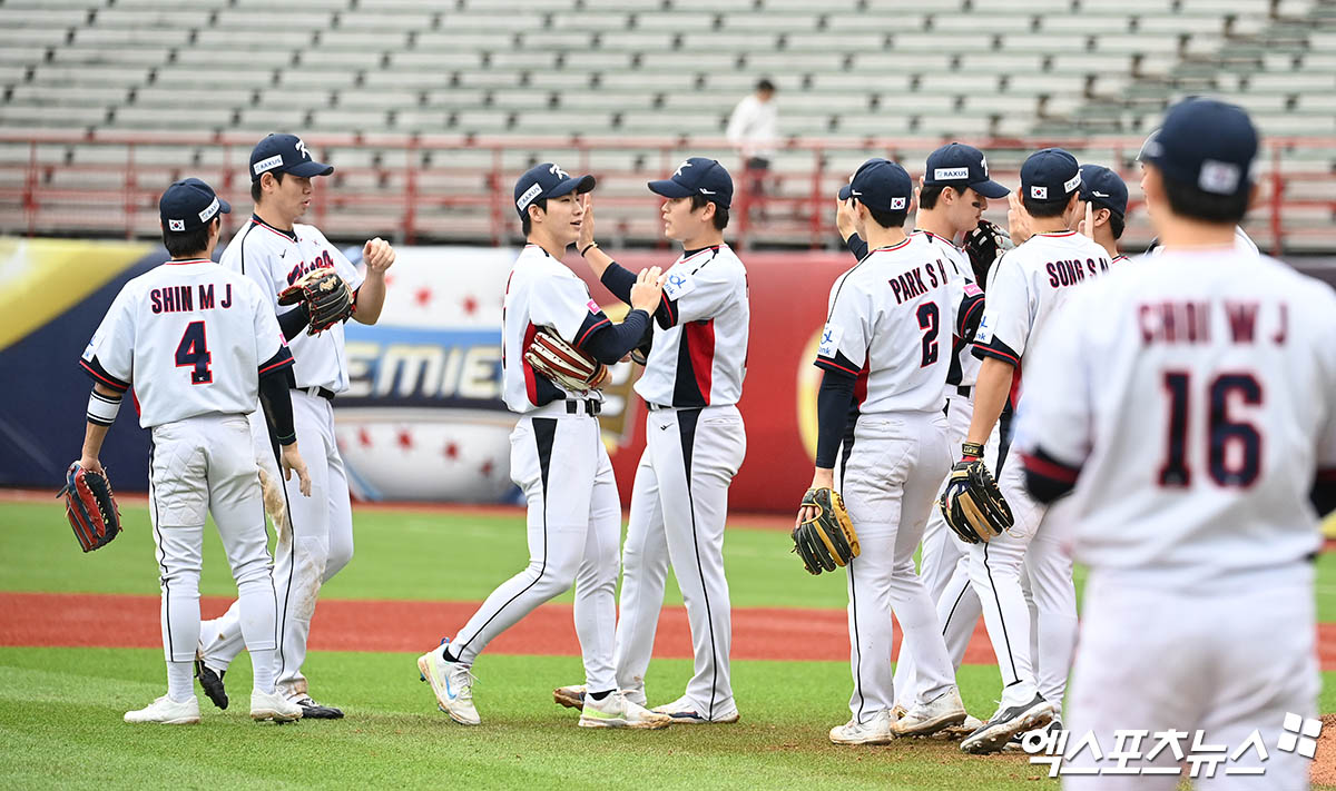 한국 야구대표팀 선수들이 지난 18일 대만에서 열린 2024 WBSC 프리미어12 대회 조별리그 B조 호주전에서 승리한 뒤 하이파이브하고 있다. 엑스포츠뉴스 DB