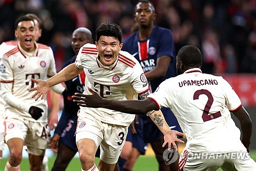 괴물 센터백 김민재(바이에른 뮌헨)가 유럽축구연맹(UEFA) 공식 '챔피언스리그 이주의 팀'에 선정됐다. 4-1-2-1-2 포메이션이 기준이 된 가운데 김민재는 바르셀로나의 17세 수비수 파우 쿠바르시와 함께 센터백으로 이름을 올렸다. 김민재는 지난 27일 파리 생제르맹(PSG)을 상대로 헤더 결승골을 넣으며 경기 최우수 선수에 선정되는 맹활약을 펼쳤다. UEFA 평가단도 이러한 활약을 높이 평가했다. UEFA는 'PSG와의 홈 경기에서 유일한 골을 넣었다. 챔피언스리그 첫 골이었다. UEFA 경기감독관으로부터 강력한 수비로 볼 소유권을 되찾아오고, 팀을 승리로 이끌었다는 찬사를 받았다'라고 김민재를 선정한 이유를 설명했다. 김민재는 UEFA 발표에 앞서 통계 매체 후스코어드닷컴이 선정한 베스트 11에도 이름을 올렸다. 연합뉴스