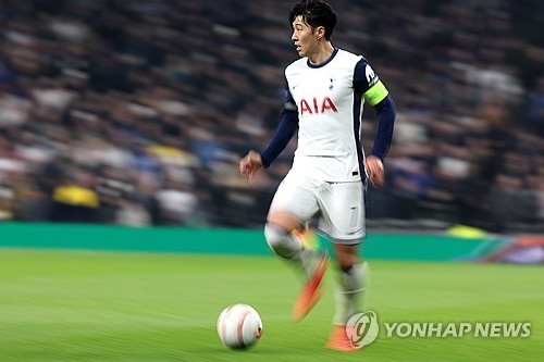 손흥민은 29일 영국 런던의 토트넘 홋스퍼 스타디움에서 끝난 2024-2025 유럽축구연맹(UEFA) 유로파리그 리그 페이즈 5차전 AS로마와의 홈 경기에서 전반 5분 페널티킥을 차 넣어 이번 시즌 4호골을 달성했다. 토트넘은 이날 2-2로 비겼다. 연합뉴스 