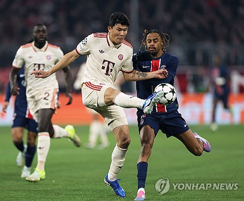 괴물 센터백 김민재(바이에른 뮌헨)가 유럽축구연맹(UEFA) 공식 '챔피언스리그 이주의 팀'에 선정됐다. 4-1-2-1-2 포메이션이 기준이 된 가운데 김민재는 바르셀로나의 17세 수비수 파우 쿠바르시와 함께 센터백으로 이름을 올렸다. 김민재는 지난 27일 파리 생제르맹(PSG)을 상대로 헤더 결승골을 넣으며 경기 최우수 선수에 선정되는 맹활약을 펼쳤다. UEFA 평가단도 이러한 활약을 높이 평가했다. UEFA는 'PSG와의 홈 경기에서 유일한 골을 넣었다. 챔피언스리그 첫 골이었다. UEFA 경기감독관으로부터 강력한 수비로 볼 소유권을 되찾아오고, 팀을 승리로 이끌었다는 찬사를 받았다'라고 김민재를 선정한 이유를 설명했다. 김민재는 UEFA 발표에 앞서 통계 매체 후스코어드닷컴이 선정한 베스트 11에도 이름을 올렸다. 연합뉴스