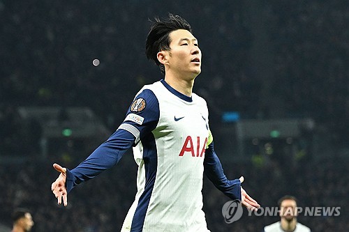 손흥민은 29일 영국 런던의 토트넘 홋스퍼 스타디움에서 끝난 2024-2025 유럽축구연맹(UEFA) 유로파리그 리그 페이즈 5차전 AS로마와의 홈 경기에서 전반 5분 페널티킥을 차 넣어 이번 시즌 4호골을 달성했다. 토트넘은 이날 2-2로 비겼다. 연합뉴스 