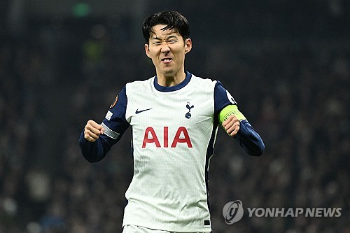 손흥민은 29일 영국 런던의 토트넘 홋스퍼 스타디움에서 끝난 2024-2025 유럽축구연맹(UEFA) 유로파리그 리그 페이즈 5차전 AS로마와의 홈 경기에서 전반 5분 페널티킥을 차 넣어 이번 시즌 4호골을 달성했다. 토트넘은 이날 2-2로 비겼다. 연합뉴스 