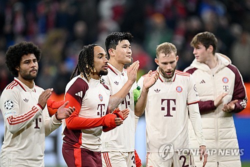 괴물 센터백 김민재(바이에른 뮌헨)가 유럽축구연맹(UEFA) 공식 '챔피언스리그 이주의 팀'에 선정됐다. 4-1-2-1-2 포메이션이 기준이 된 가운데 김민재는 바르셀로나의 17세 수비수 파우 쿠바르시와 함께 센터백으로 이름을 올렸다. 김민재는 지난 27일 파리 생제르맹(PSG)을 상대로 헤더 결승골을 넣으며 경기 최우수 선수에 선정되는 맹활약을 펼쳤다. UEFA 평가단도 이러한 활약을 높이 평가했다. UEFA는 'PSG와의 홈 경기에서 유일한 골을 넣었다. 챔피언스리그 첫 골이었다. UEFA 경기감독관으로부터 강력한 수비로 볼 소유권을 되찾아오고, 팀을 승리로 이끌었다는 찬사를 받았다'라고 김민재를 선정한 이유를 설명했다. 김민재는 UEFA 발표에 앞서 통계 매체 후스코어드닷컴이 선정한 베스트 11에도 이름을 올렸다. 연합뉴스