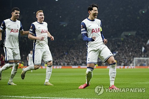 손흥민은 29일 영국 런던의 토트넘 홋스퍼 스타디움에서 끝난 2024-2025 유럽축구연맹(UEFA) 유로파리그 리그 페이즈 5차전 AS로마와의 홈 경기에서 전반 5분 페널티킥을 차 넣어 이번 시즌 4호골을 달성했다. 토트넘은 이날 2-2로 비겼다. 연합뉴스 