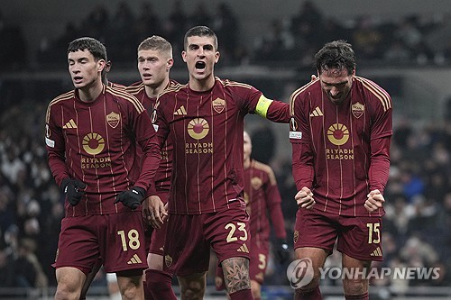 손흥민은 29일 영국 런던의 토트넘 홋스퍼 스타디움에서 끝난 2024-2025 유럽축구연맹(UEFA) 유로파리그 리그 페이즈 5차전 AS로마와의 홈 경기에서 전반 5분 페널티킥을 차 넣어 이번 시즌 4호골을 달성했다. 토트넘은 이날 2-2로 비겼다. 연합뉴스 