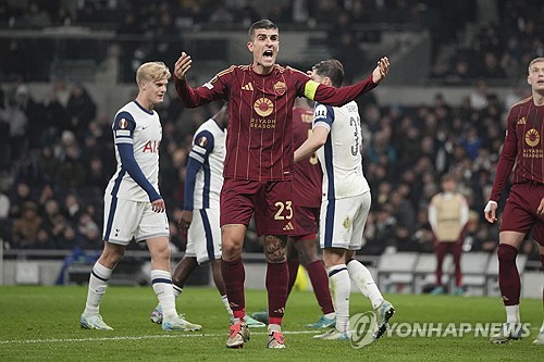 손흥민은 29일 영국 런던의 토트넘 홋스퍼 스타디움에서 끝난 2024-2025 유럽축구연맹(UEFA) 유로파리그 리그 페이즈 5차전 AS로마와의 홈 경기에서 전반 5분 페널티킥을 차 넣어 이번 시즌 4호골을 달성했다. 토트넘은 이날 2-2로 비겼다. 연합뉴스 