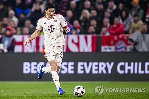 괴물 센터백 김민재(바이에른 뮌헨)가 유럽축구연맹(UEFA) 공식 '챔피언스리그 이주의 팀'에 선정됐다. 4-1-2-1-2 포메이션이 기준이 된 가운데 김민재는 바르셀로나의 17세 수비수 파우 쿠바르시와 함께 센터백으로 이름을 올렸다. 김민재는 지난 27일 파리 생제르맹(PSG)을 상대로 헤더 결승골을 넣으며 경기 최우수 선수에 선정되는 맹활약을 펼쳤다. UEFA 평가단도 이러한 활약을 높이 평가했다. UEFA는 'PSG와의 홈 경기에서 유일한 골을 넣었다. 챔피언스리그 첫 골이었다. UEFA 경기감독관으로부터 강력한 수비로 볼 소유권을 되찾아오고, 팀을 승리로 이끌었다는 찬사를 받았다'라고 김민재를 선정한 이유를 설명했다. 김민재는 UEFA 발표에 앞서 통계 매체 후스코어드닷컴이 선정한 베스트 11에도 이름을 올렸다. 연합뉴스