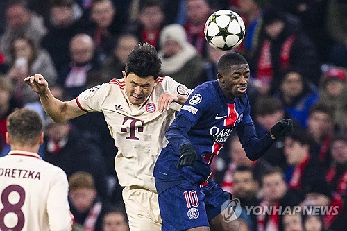 괴물 센터백 김민재(바이에른 뮌헨)가 유럽축구연맹(UEFA) 공식 '챔피언스리그 이주의 팀'에 선정됐다. 4-1-2-1-2 포메이션이 기준이 된 가운데 김민재는 바르셀로나의 17세 수비수 파우 쿠바르시와 함께 센터백으로 이름을 올렸다. 김민재는 지난 27일 파리 생제르맹(PSG)을 상대로 헤더 결승골을 넣으며 경기 최우수 선수에 선정되는 맹활약을 펼쳤다. UEFA 평가단도 이러한 활약을 높이 평가했다. UEFA는 'PSG와의 홈 경기에서 유일한 골을 넣었다. 챔피언스리그 첫 골이었다. UEFA 경기감독관으로부터 강력한 수비로 볼 소유권을 되찾아오고, 팀을 승리로 이끌었다는 찬사를 받았다'라고 김민재를 선정한 이유를 설명했다. 김민재는 UEFA 발표에 앞서 통계 매체 후스코어드닷컴이 선정한 베스트 11에도 이름을 올렸다. 연합뉴스