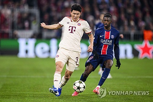 괴물 센터백 김민재(바이에른 뮌헨)가 유럽축구연맹(UEFA) 공식 '챔피언스리그 이주의 팀'에 선정됐다. 4-1-2-1-2 포메이션이 기준이 된 가운데 김민재는 바르셀로나의 17세 수비수 파우 쿠바르시와 함께 센터백으로 이름을 올렸다. 김민재는 지난 27일 파리 생제르맹(PSG)을 상대로 헤더 결승골을 넣으며 경기 최우수 선수에 선정되는 맹활약을 펼쳤다. UEFA 평가단도 이러한 활약을 높이 평가했다. UEFA는 'PSG와의 홈 경기에서 유일한 골을 넣었다. 챔피언스리그 첫 골이었다. UEFA 경기감독관으로부터 강력한 수비로 볼 소유권을 되찾아오고, 팀을 승리로 이끌었다는 찬사를 받았다'라고 김민재를 선정한 이유를 설명했다. 김민재는 UEFA 발표에 앞서 통계 매체 후스코어드닷컴이 선정한 베스트 11에도 이름을 올렸다. 연합뉴스