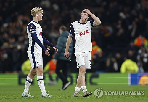 손흥민은 29일 영국 런던의 토트넘 홋스퍼 스타디움에서 끝난 2024-2025 유럽축구연맹(UEFA) 유로파리그 리그 페이즈 5차전 AS로마와의 홈 경기에서 전반 5분 페널티킥을 차 넣어 이번 시즌 4호골을 달성했다. 토트넘은 이날 2-2로 비겼다. 연합뉴스 