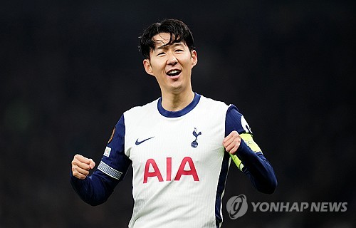 손흥민은 29일 영국 런던의 토트넘 홋스퍼 스타디움에서 끝난 2024-2025 유럽축구연맹(UEFA) 유로파리그 리그 페이즈 5차전 AS로마와의 홈 경기에서 전반 5분 페널티킥을 차 넣어 이번 시즌 4호골을 달성했다. 손흥민이 골을 터트리기는 지난 10월19일 애스턴 빌라와의 프리미어리그 홈 경기 이후 한 달 열흘 만이다. UEFA 클럽대항전에서 득점하기는 2022년 10월12일 UEFA 쳄피언스리그 아인트라흐트 프랑크푸르크와의 홈 경기 이후 2년 1개월 17일 만이다. 토트넘은 이날 2-2로 비겼다. 연합뉴스