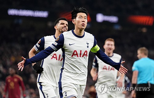 손흥민은 29일 영국 런던의 토트넘 홋스퍼 스타디움에서 끝난 2024-2025 유럽축구연맹(UEFA) 유로파리그 리그 페이즈 5차전 AS로마와의 홈 경기에서 전반 5분 페널티킥을 차 넣어 이번 시즌 4호골을 달성했다. 손흥민이 골을 터트리기는 지난 10월19일 애스턴 빌라와의 프리미어리그 홈 경기 이후 한 달 열흘 만이다. UEFA 클럽대항전에서 득점하기는 2022년 10월12일 UEFA 쳄피언스리그 아인트라흐트 프랑크푸르크와의 홈 경기 이후 2년 1개월 17일 만이다. 토트넘은 이날 2-2로 비겼다. 연합뉴스