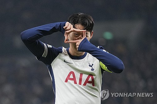 손흥민은 29일 영국 런던의 토트넘 홋스퍼 스타디움에서 끝난 2024-2025 유럽축구연맹(UEFA) 유로파리그 리그 페이즈 5차전 AS로마와의 홈 경기에서 전반 5분 페널티킥을 차 넣어 이번 시즌 4호골을 달성했다. 손흥민이 골을 터트리기는 지난 10월19일 애스턴 빌라와의 프리미어리그 홈 경기 이후 한 달 열흘 만이다. UEFA 클럽대항전에서 득점하기는 2022년 10월12일 UEFA 쳄피언스리그 아인트라흐트 프랑크푸르크와의 홈 경기 이후 2년 1개월 17일 만이다. 토트넘은 이날 2-2로 비겼다. 연합뉴스