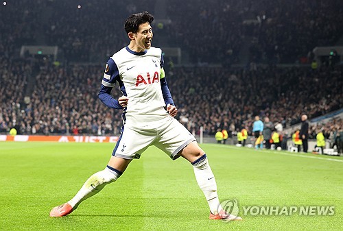 손흥민은 29일 영국 런던의 토트넘 홋스퍼 스타디움에서 끝난 2024-2025 유럽축구연맹(UEFA) 유로파리그 리그 페이즈 5차전 AS로마와의 홈 경기에서 전반 5분 페널티킥을 차 넣어 이번 시즌 4호골을 달성했다. 손흥민이 골을 터트리기는 지난 10월19일 애스턴 빌라와의 프리미어리그 홈 경기 이후 한 달 열흘 만이다. UEFA 클럽대항전에서 득점하기는 2022년 10월12일 UEFA 쳄피언스리그 아인트라흐트 프랑크푸르크와의 홈 경기 이후 2년 1개월 17일 만이다. 토트넘은 이날 2-2로 비겼다. 연합뉴스