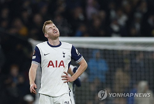 손흥민은 29일 영국 런던의 토트넘 홋스퍼 스타디움에서 끝난 2024-2025 유럽축구연맹(UEFA) 유로파리그 리그 페이즈 5차전 AS로마와의 홈 경기에서 전반 5분 페널티킥을 차 넣어 이번 시즌 4호골을 달성했다. 손흥민이 골을 터트리기는 지난 10월19일 애스턴 빌라와의 프리미어리그 홈 경기 이후 한 달 열흘 만이다. UEFA 클럽대항전에서 득점하기는 2022년 10월12일 UEFA 쳄피언스리그 아인트라흐트 프랑크푸르크와의 홈 경기 이후 2년 1개월 17일 만이다. 토트넘은 이날 2-2로 비겼다. 연합뉴스