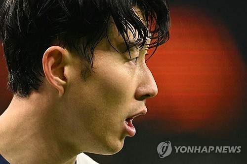 손흥민은 29일 영국 런던의 토트넘 홋스퍼 스타디움에서 끝난 2024-2025 유럽축구연맹(UEFA) 유로파리그 리그 페이즈 5차전 AS로마와의 홈 경기에서 전반 5분 페널티킥을 차 넣어 이번 시즌 4호골을 달성했다. 손흥민이 골을 터트리기는 지난 10월19일 애스턴 빌라와의 프리미어리그 홈 경기 이후 한 달 열흘 만이다. UEFA 클럽대항전에서 득점하기는 2022년 10월12일 UEFA 쳄피언스리그 아인트라흐트 프랑크푸르크와의 홈 경기 이후 2년 1개월 17일 만이다. 토트넘은 이날 2-2로 비겼다. 연합뉴스