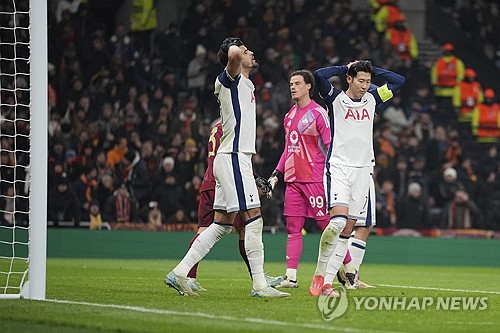 손흥민은 29일 영국 런던의 토트넘 홋스퍼 스타디움에서 끝난 2024-2025 유럽축구연맹(UEFA) 유로파리그 리그 페이즈 5차전 AS로마와의 홈 경기에서 전반 5분 페널티킥을 차 넣어 이번 시즌 4호골을 달성했다. 손흥민이 골을 터트리기는 지난 10월19일 애스턴 빌라와의 프리미어리그 홈 경기 이후 한 달 열흘 만이다. UEFA 클럽대항전에서 득점하기는 2022년 10월12일 UEFA 쳄피언스리그 아인트라흐트 프랑크푸르크와의 홈 경기 이후 2년 1개월 17일 만이다. 토트넘은 이날 2-2로 비겼다. 연합뉴스