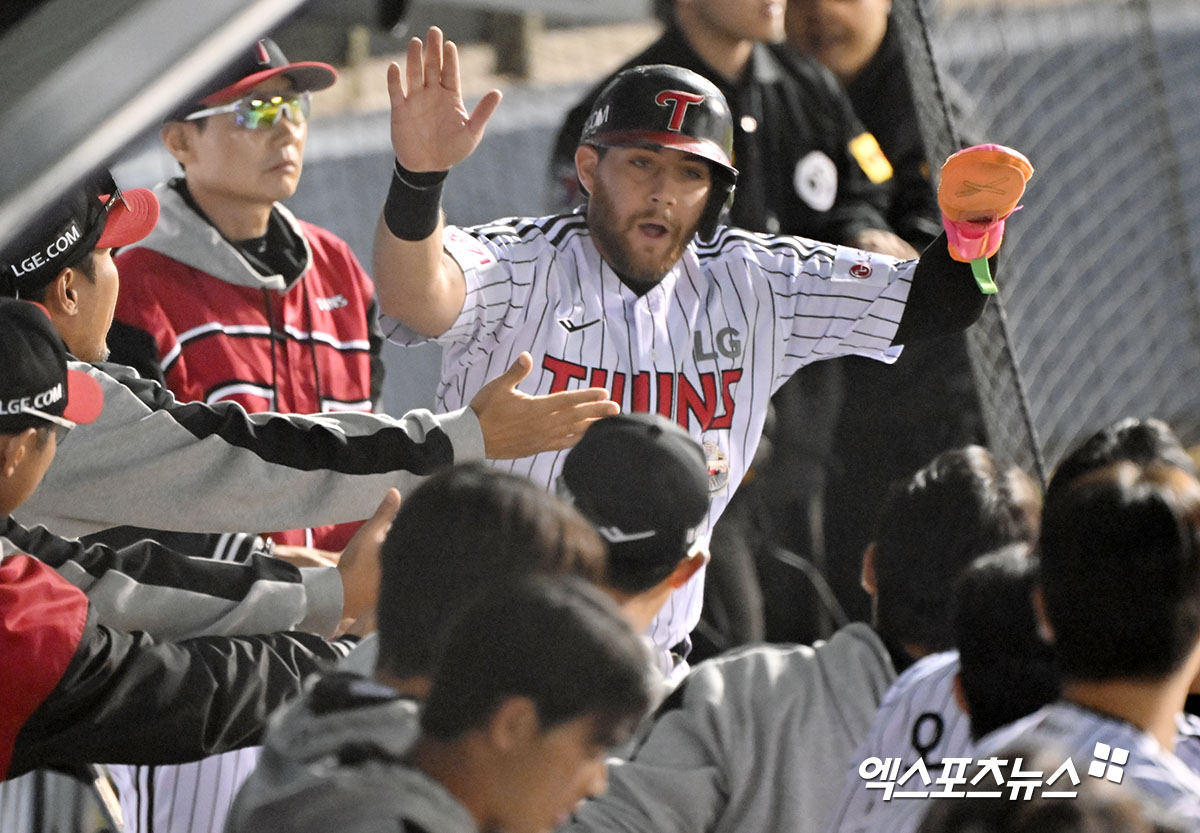 11일 오후 서울 송파구 잠실야구장에서 열린 '2024 신한 SOL Bank KBO 포스트시즌' KT 위즈와 LG 트윈스의 준플레이오프 5차전 경기, 1회말 1사 2루 LG 오스틴이 김현수의 1타점 2루타때 득점에 성공한 후 더그아웃에서 하이파이브를 하고 있다. 엑스포츠뉴스 DB