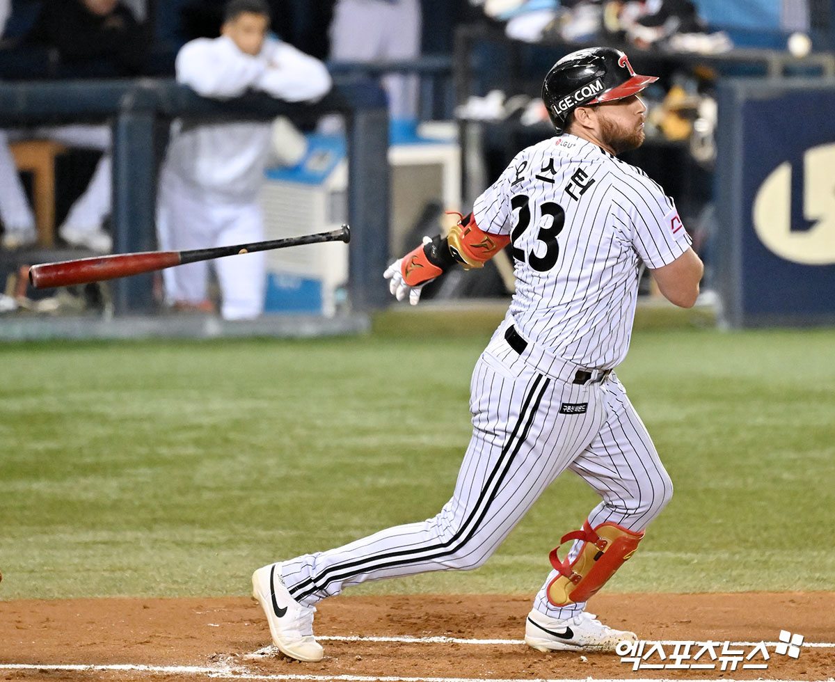 11일 오후 서울 송파구 잠실야구장에서 열린 '2024 신한 SOL Bank KBO 포스트시즌' KT 위즈와 LG 트윈스의 준플레이오프 5차전 경기, 1회말 1사 1루 LG 오스틴이 1타점 2루타를 날리고 있다. 엑스포츠뉴스 DB