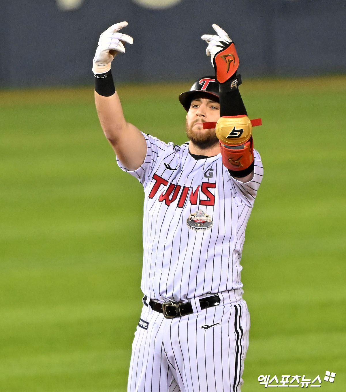 11일 오후 서울 송파구 잠실야구장에서 열린 '2024 신한 SOL Bank KBO 포스트시즌' KT 위즈와 LG 트윈스의 준플레이오프 5차전 경기, 1회말 1사 1루 LG 오스틴이 1타점 2루타를 날린 후 세리머니를 하고 있다. 엑스포츠뉴스 DB