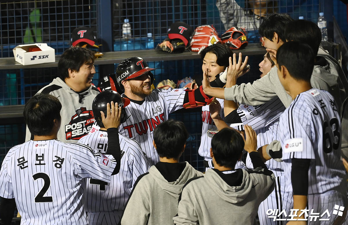 11일 오후 서울 송파구 잠실야구장에서 열린 '2024 신한 SOL Bank KBO 포스트시즌' KT 위즈와 LG 트윈스의 경기, 3회말 1사 3루 LG 오스틴이 3루주자를 홈으로 불러들이는 1타점 희생플라이를 때려낸 뒤 더그아웃에서 동료들과 하이파이브를 나누고 있다. 엑스포츠뉴스 DB