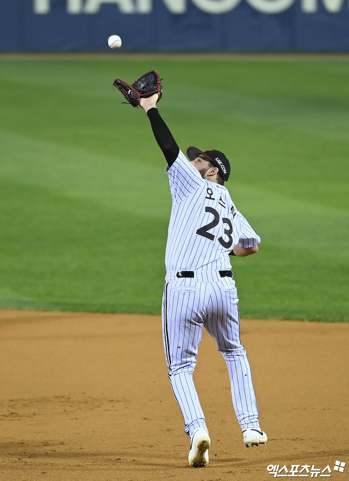 11일 오후 서울 송파구 잠실야구장에서 열린 '2024 신한 SOL Bank KBO 포스트시즌' KT 위즈와 LG 트윈스의 경기, 7회초 1사 만루 LG 1루수 오스틴이 KT 배정대의 내야 땅볼 타구를 수비하고 있다. 엑스포츠뉴스 DB