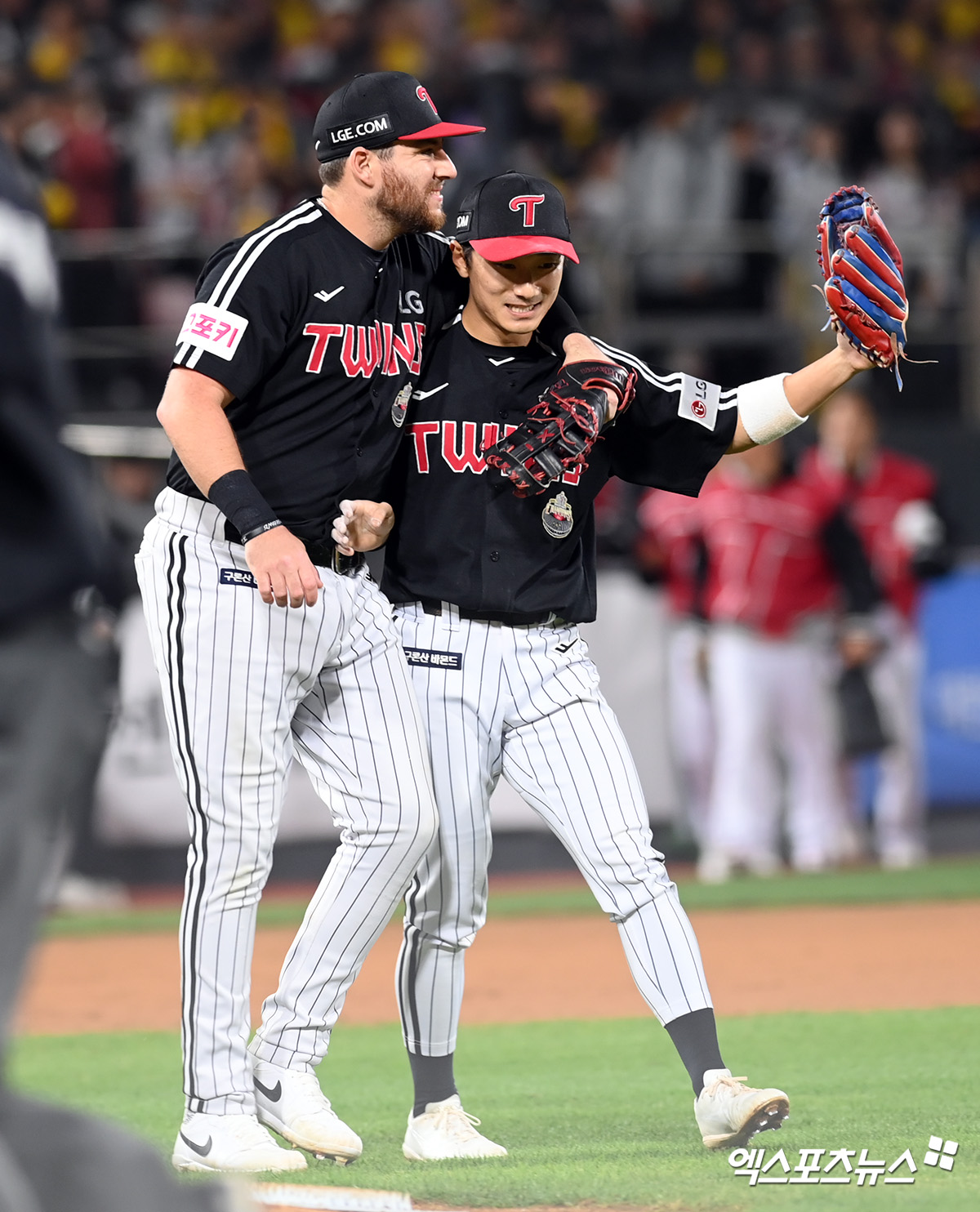 8일 오후 수원KT위즈파크에서 열린 '2024 신한 SOL Bank KBO 포스트시즌' LG 트윈스와 KT 위즈의 준플레이오프 3차전 경기, LG가 오스틴의 스리런포와 손주영의 호투에 힘입어 6:5 승리를 거뒀다.  이날 경기를 승리로 마친 LG 오스틴, 신민재가 기뻐하고 있다. 엑스포츠뉴스 DB