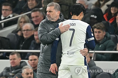 손흥민이 주장으로 뛰는 잉글리시 프리미어리그 토트넘 홋스퍼가 29일 영국 런던 토트넘 홋스퍼 경기장에서 열린 2024-2025 유럽축구연맹(UEFA) 유로파리그 리그 페이즈 5차전에서 AS로마와 1-1로 비겼다. 손흥민은 이날 전반 5분 페널티킥으로 선제골을 터트렸으나 후반 32분 교체아웃된 뒤 토트넘이 실점하면서 아쉬운 결과를 받아들이게 됐다. 연합뉴스