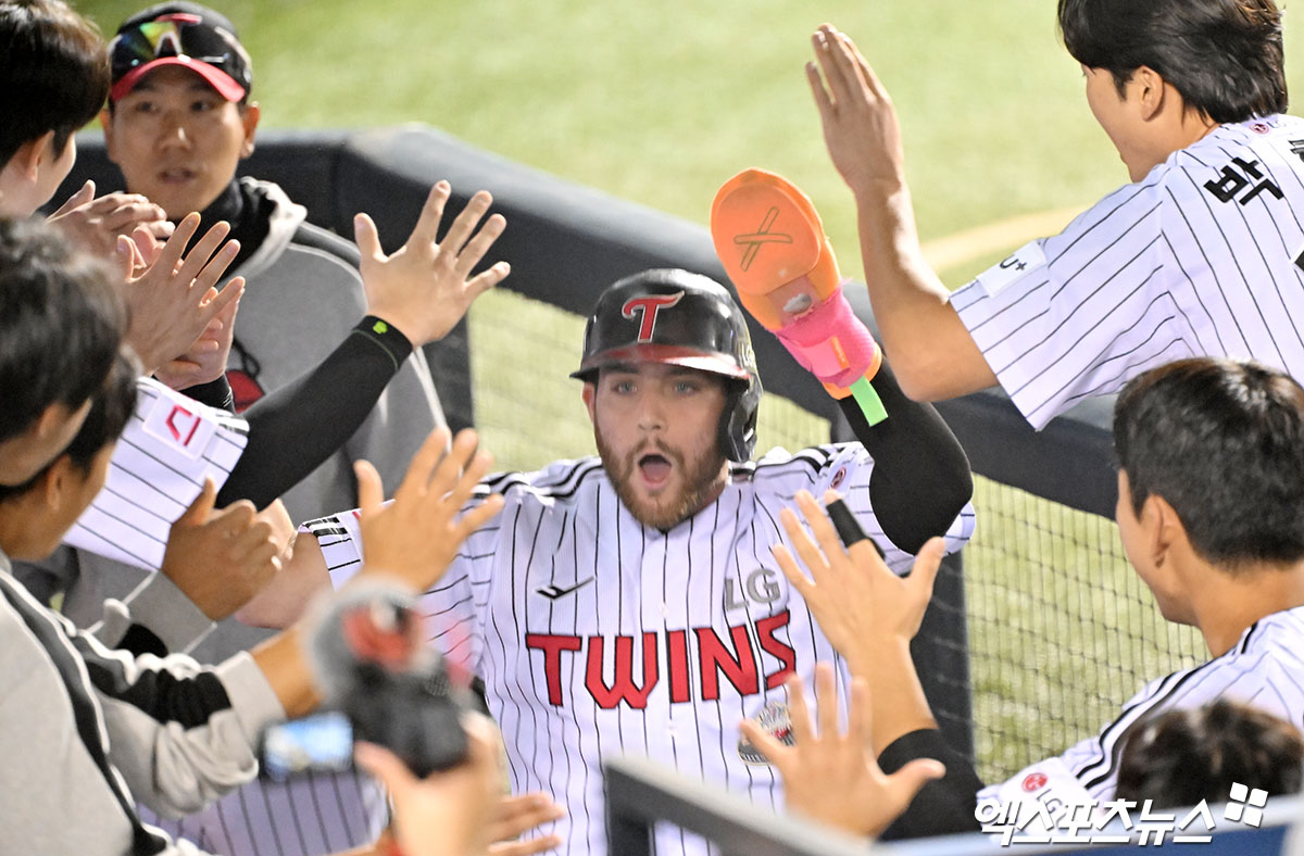 11일 오후 서울 송파구 잠실야구장에서 열린 '2024 신한 SOL Bank KBO 포스트시즌' KT 위즈와 LG 트윈스의 준플레이오프 5차전 경기, 1회말 1사 2루 LG 오스틴이 김현수의 1타점 2루타때 득점에 성공한 후 더그아웃에서 하이파이브를 하고 있다. 엑스포츠뉴스 DB