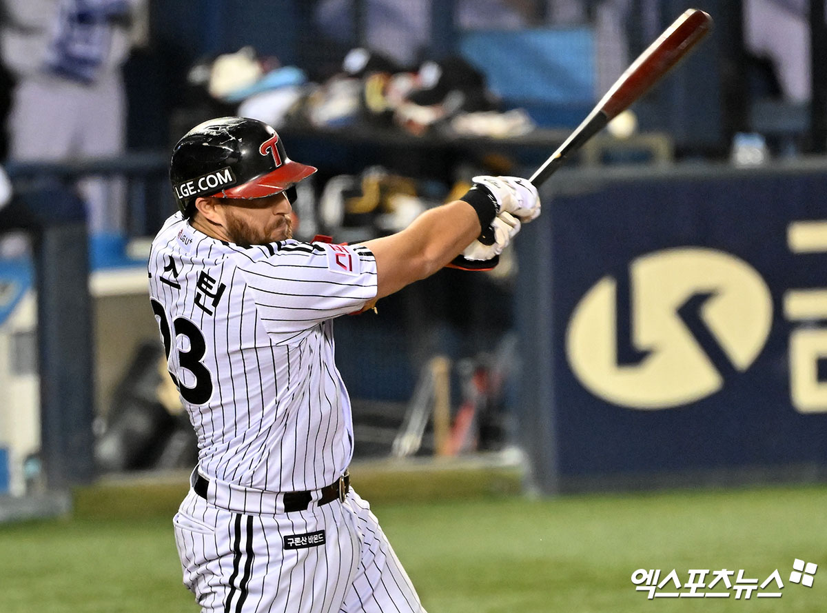 11일 오후 서울 송파구 잠실야구장에서 열린 '2024 신한 SOL Bank KBO 포스트시즌' KT 위즈와 LG 트윈스의 준플레이오프 5차전 경기, 1회말 1사 1루 LG 오스틴이 1타점 2루타를 날리고 있다. 엑스포츠뉴스 DB