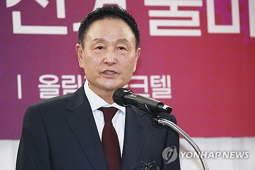 제55대 대한축구협회장 선거 출마를 공식 발표한 허정무 감독(전 대전하나시티즌 이사장)은 29일 보도자료를 통해 정몽규 축구협회장에 대한 비판 성명문을 발표했다. 28일 KBS에 따르면 대한축구협회 고위 관계자는 정몽규 회장이 4선 연임에 도전하겠다는 최종적인 의사를 전달했다고 밝혔다. 연합뉴스