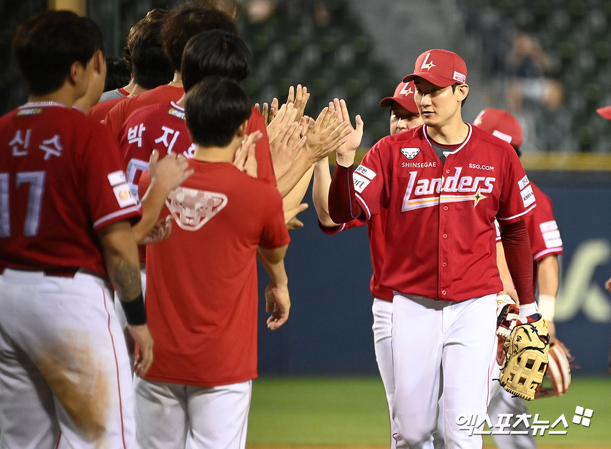 21일 오후 서울 송파구 잠실야구장에서 열린 '2024 신한 SOL Bank KBO리그' SSG 랜더스와 LG 트윈스의 경기, SSG이 선발 엘리아스의 7이닝 무실점 호투와 오태곤의 투런포에 힘입어 LG에 5:1로 승리하며 4연패에서 탈출했다.  이날 경기에서 승리한 SSG 선수들이 기뻐하고 있다. 엑스포츠뉴스 DB