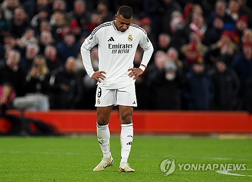 킬리안 음바페가 커리어 대위기를 맞았다. 파리 생제르맹(PSG)에서 레알 마드리드로 이적한 후 극도로 부진하더니 급기야 왕따설에 휘말렸다. 비니시우스가 부상으로 빠졌던 리버풀전은 음바페가 자신의 가치를 증명할 절호의 기회이기도 했으나 음바페는 페널티킥을 실축하고 여러차례 기회를 낭비하는 등 부진한 모습으로 팬들에게 실망을 안기고 말았다. 연합뉴스