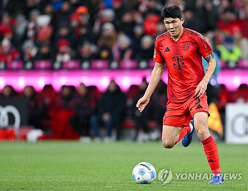 유럽축구연맹(UEFA) 챔피언스리그 이주의 팀에 선정된 김민재가 발목 부상을 참고 경기를 소화하고 있던 것으로 드러났다. 독일 TZ는 '김민재에게는 불리한 상황이다. 10월 초부터 발목 통증을 호소하고 있으며 아킬레스건 문제에 대해 이야기하고 있다. 뮌헨은 김민재가 결장하는 걸 원치 않을 것이다. 김민재는 겨울 휴식기까지 견뎌내야 한다'고 보도했다. 연합뉴스