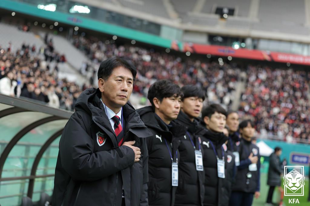 포항 스틸러스는 30일 서울월드컵경기장에서 열린 울산HD와의 2024 하나은행 코리아컵 결승전에서 전반 38분 주민규에게 선제골을 허용했지만 후반 24분 정재희의 동점골과 연장 후반 7분 김인성의 헤더 역전골 그리고 연장 후반 추가시간 강현제의 쐐기골에 힘입어 울산을 3-1로 꺾고 대회 정상에 올랐다. 이날 승리로 포항은 대회 2연패와 통산 우승 횟수 6회를 달성했다. 또 다음 시즌 아시아축구연맹 챔피언스리그 투(ACL2) 진출권도 확보했다. 대한축구협회 제공