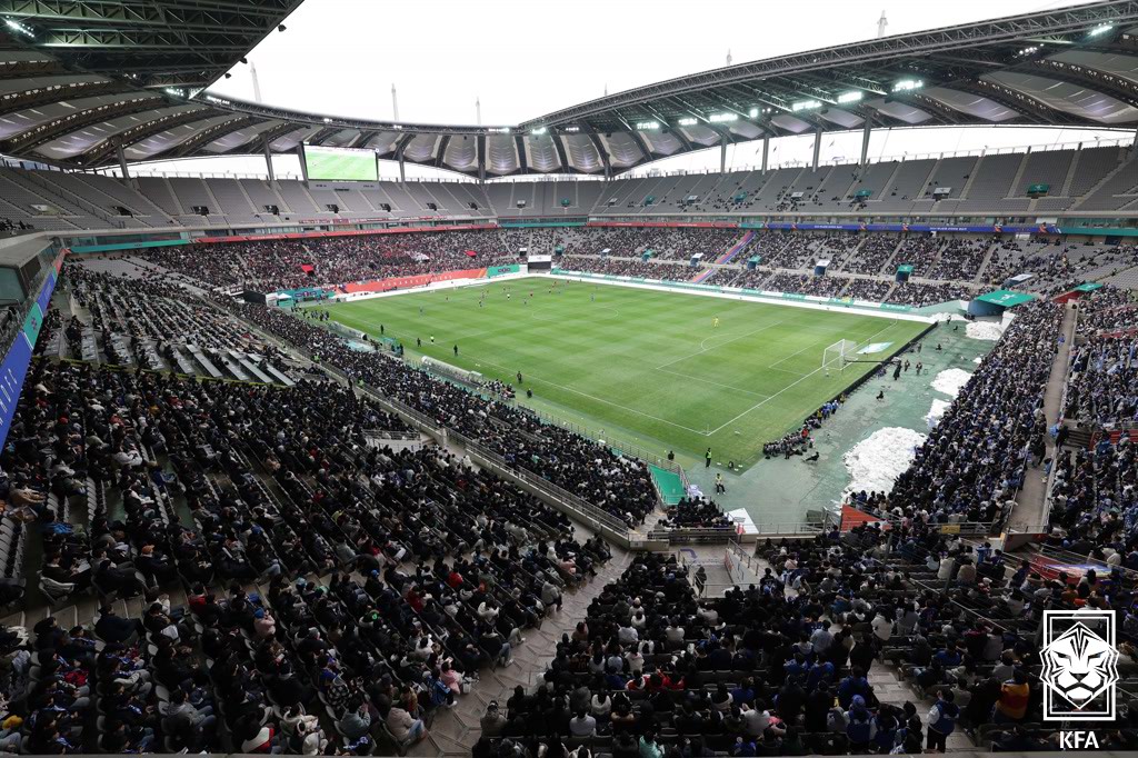 포항 스틸러스는 30일 서울월드컵경기장에서 열린 울산HD와의 2024 하나은행 코리아컵 결승전에서 전반 38분 주민규에게 선제골을 허용했지만 후반 24분 정재희의 동점골과 연장 후반 7분 김인성의 헤더 역전골 그리고 연장 후반 추가시간 강현제의 쐐기골에 힘입어 울산을 3-1로 꺾고 대회 정상에 올랐다. 이날 승리로 포항은 대회 2연패와 통산 우승 횟수 6회를 달성했다. 또 다음 시즌 아시아축구연맹 챔피언스리그 투(ACL2) 진출권도 확보했다. 대한축구협회 제공