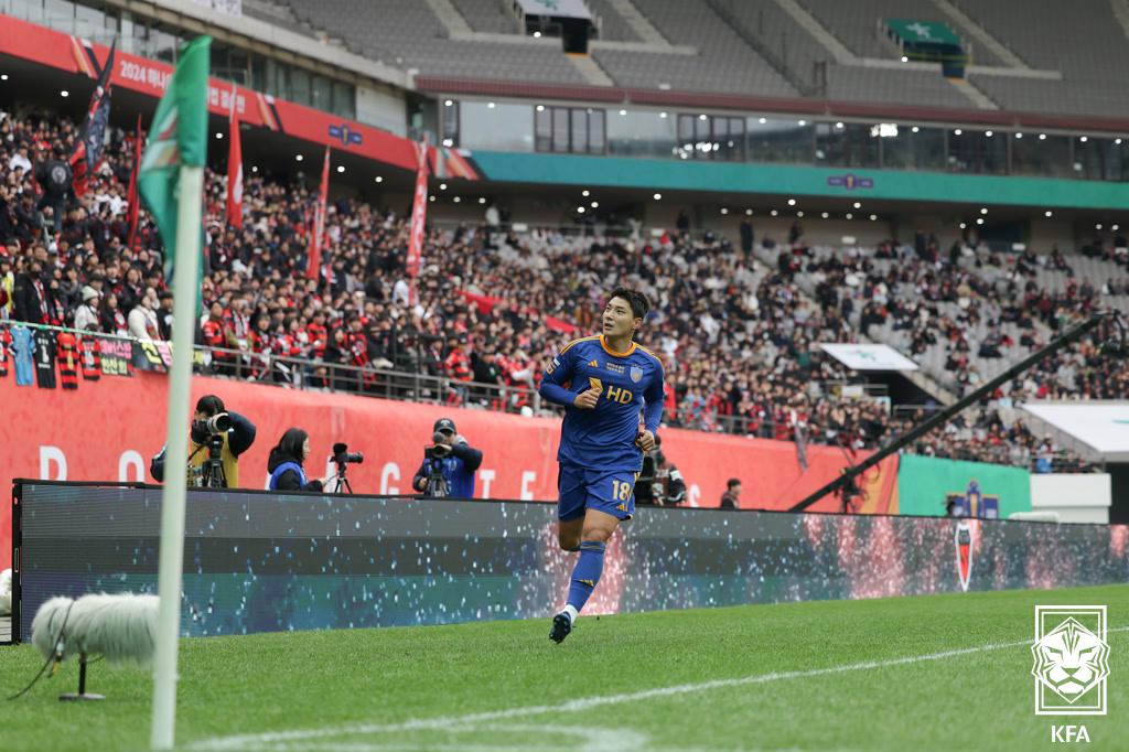 포항 스틸러스는 30일 서울월드컵경기장에서 열린 울산HD와의 2024 하나은행 코리아컵 결승전에서 전반 38분 주민규에게 선제골을 허용했지만 후반 24분 정재희의 동점골과 연장 후반 7분 김인성의 헤더 역전골 그리고 연장 후반 추가시간 강현제의 쐐기골에 힘입어 울산을 3-1로 꺾고 대회 정상에 올랐다. 이날 승리로 포항은 대회 2연패와 통산 우승 횟수 6회를 달성했다. 또 다음 시즌 아시아축구연맹 챔피언스리그 투(ACL2) 진출권도 확보했다. 대한축구협회 제공