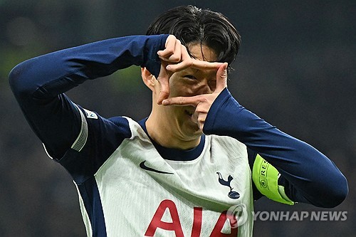 포스테코글루 감독이 지난 29일(한국시간) 영국 런던에 있는 토트넘 홋스퍼 스타디움에서 열린 토트넘과 AS로마(이탈리아)의 2024-2025시즌 유럽축구연맹(UEFA) 유로파리그 리그 페이즈 5차전 무승부 이후 손흥민을 계속해서 관리하고 있다고 말했다. 연합뉴스